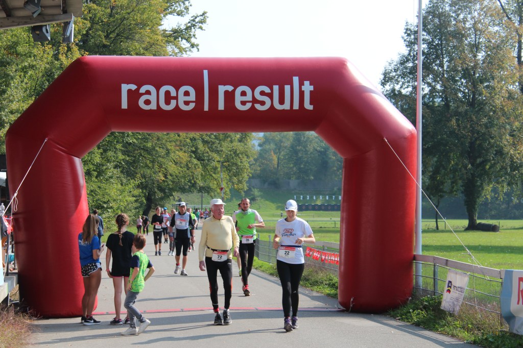 24-Stunden-Lauf: Hier kommt der 94-jährige Albert Stricker ins&nbsp;Ziel