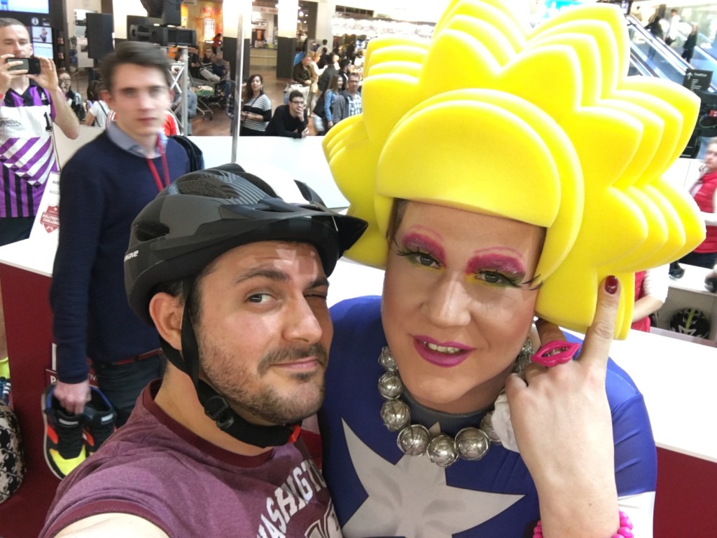 Vier Hochzeiten und eine Schaumstoff-Draq